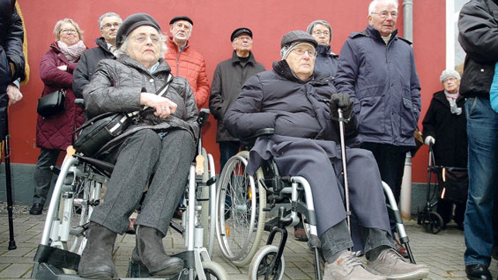 Die Holocaust-Überlebenden Ina de Jonge (90) und Albrecht Weinberg (95) ließen es sich nicht nehmen, an der Verlegung der »Stolpersteine« teilzunehmen. © Fotos: Szyska