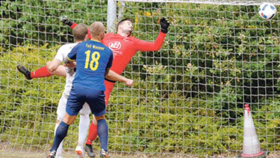Dreimal musste Teutonen-Keeper, Daniel Potrykus, im Hinspiel hinter sich greifen. Das soll den Stapelmoorern beim morgigen Aufeinandertreffen nicht passieren. © Archivfoto: Bruins