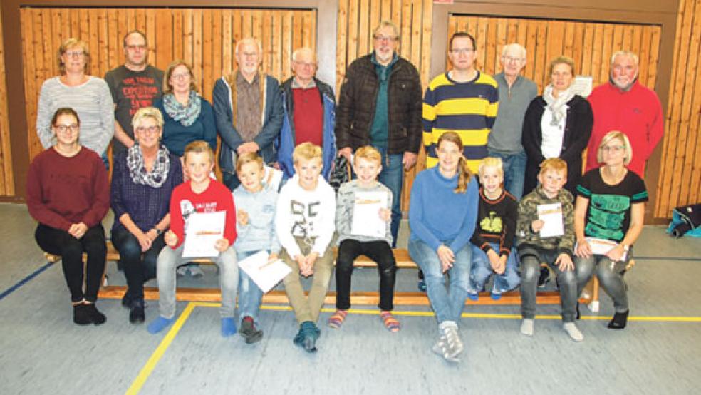 Die stolzen Sportabzeichen-Absolventen in Weener. Allerdings waren bei der Verleihung nicht einmal 50 Prozent der Geprüften anwesend. © Foto: Siemons
