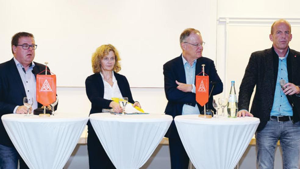 Auf dem Podium: Im Bild von links Thomas Gelder aus Bunde (IG Metall), Moderatorin Anke Genius, den Ministerpräsidenten Stephan Weil (SPD) und den Emder IG-Metall-Chef Michael Hehemann. © Foto: Helmut Vortanz