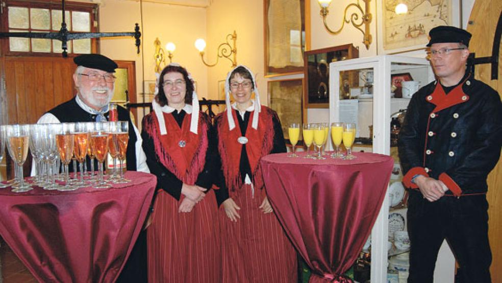 In Rheiderländer Tracht begrüßten diese Mitglieder des Heimatvereins die Gäste am Eingang des Heimatmuseums mit einem Getränk. © Foto: Hoegen