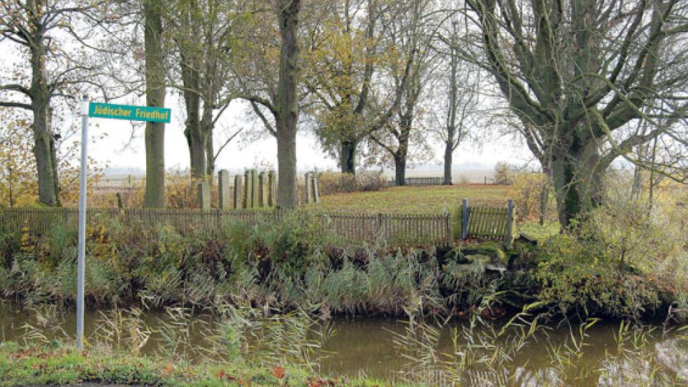 Ein Hinweisschild ist da - aber die Brücke zum Jüdischen Friedhof wurde schon 2017 abgerissen. © Foto: Hoegen