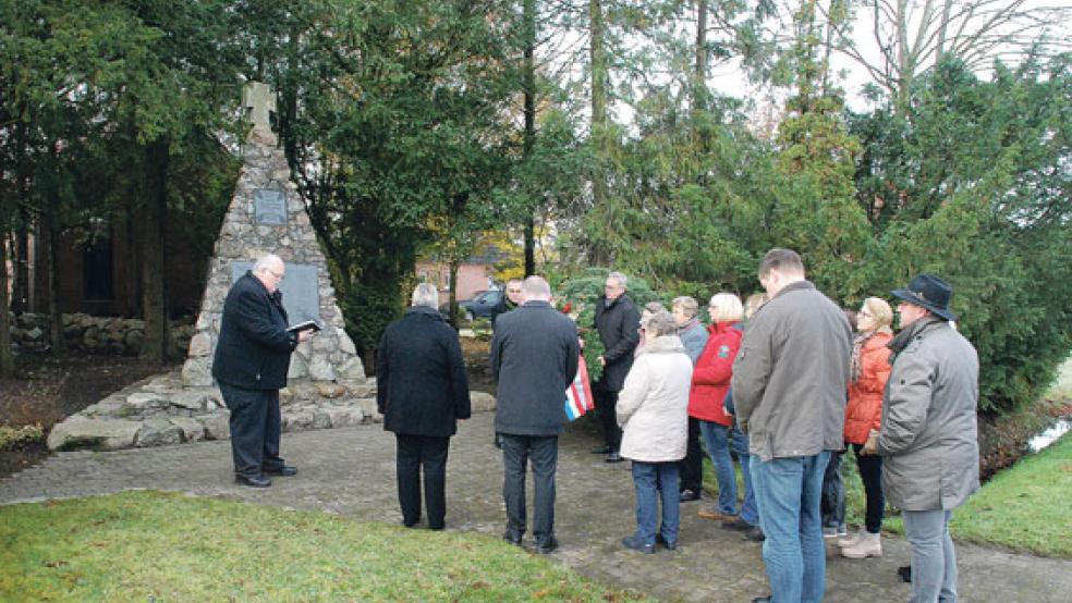 Mit Ansprachen und Kranzniederlegungen wurde am gestrigen Volkstrauertag auch im Rheiderland, wie beipielsweise am Ehrenmal in Möhlenwarf mit Prädikant Johannes Willms aus Bunde (links), der »unzähligen Opfer der Kriege, Gewalt und des Terrors« gedacht.  © Fotos: Kuper