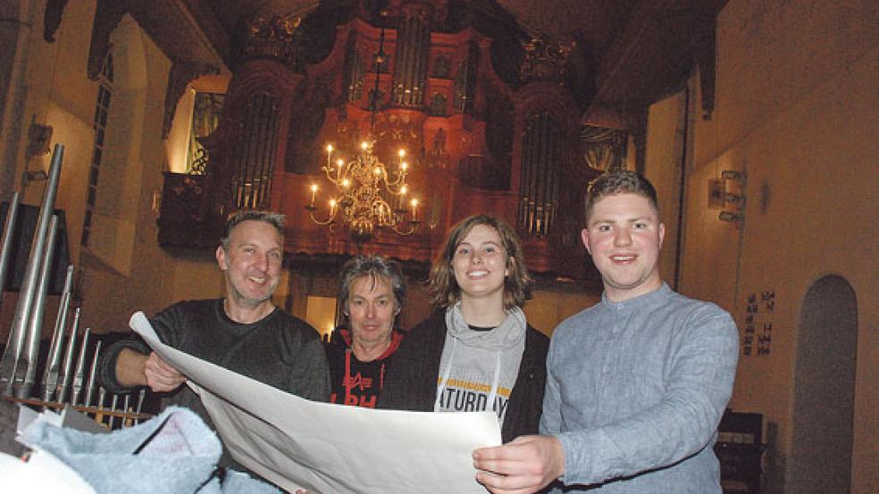 Auf und hinter der Bühne wirkten mit (von links) Kai-Uwe Hanken als Darsteller und Autor, Harry de Winter (Tontechnik und Beleuchtung), Famke Hanken in einer Nebenrolle und Ocko Grensemann als Begleiter auf der Schnitger-Orgel. © Fotos: Kuper