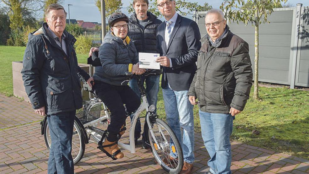 Für Jan gibt es bereits ein Dreirad für kleine Spritztouren, aber einige Betreute der Tagesförderstätte konnten aufgrund der Schwere ihrer Behinderung bisher an Fahrradausflügen nicht teilnehmen. Dank der Spenden hat dieser Missstand bald ein Ende - sehr zur Freude des Vereinsvorsitzenden Simon Sweers (von rechts), des Einrichtungsleiters Günther Reck und des Schatzmeister Bernhard Kolthoff sowie von Harald Kruse vom VRK (zweiter von rechts). © 