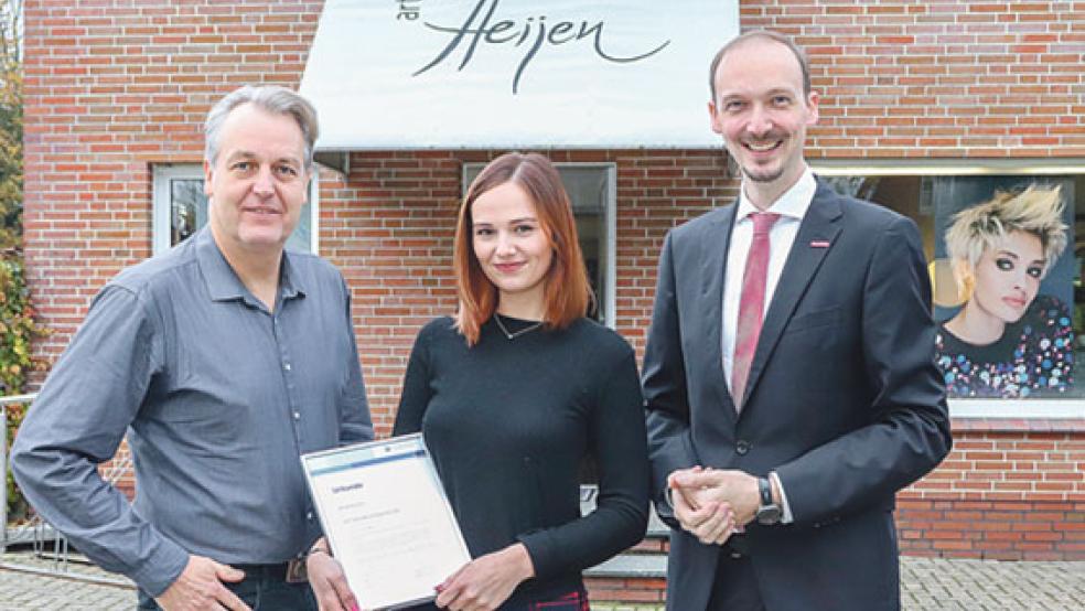 Wenke Börchers hat Spaß an der Veränderung. Als »Lehrling des Monats« wurde sie vom stellvertretenden Hauptgeschäftsführer der Handwerkskammer, Dirk Bleeker (rechts), ausgezeichnet. Salonchef Heiner Heijen (links) ist stolz auf den Nachwuchs. © Foto: Feldmann (HWK)