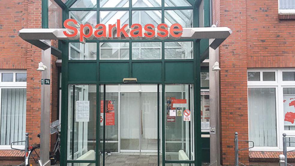 In Stapelmoor an der Hauptstraße wird es ab sofort nur noch eine SB-Filiale der Sparkasse geben.  © Foto: Boelmann