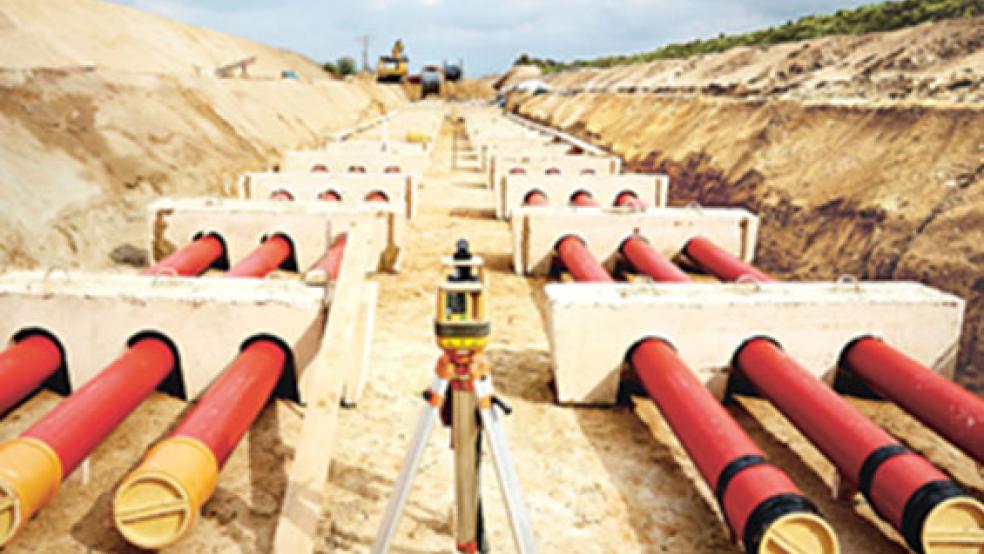 Weil die Erdkabel Wärme abgeben, müssen sie in Abständen von gut einem halben Meter zueinander verlegt werden - hier in Raesfeld (Kreis Borken). © Foto: Frank Peterschröder (Amprion)