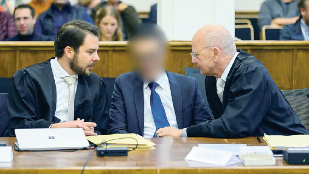 Der Angeklagte (Mitte), ehemals Chefarzt am Klinikum Leer, sitzt zwischen seinen Anwälten Sebastian Wendt (links) und Christian Landowski im Gerichtssaal. Das Foto entstand beim Prozessauftakt. © Foto: dpa
