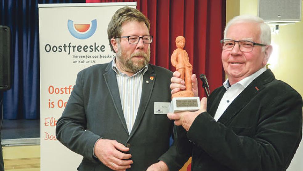 Hans Freese, Vorsitzender des Vereins Oostfreeske Taal, überreichte den Keerlke-Preis an Plattdeutsch-Autor Andreas Gerdes (rechts). © Foto: Heimann