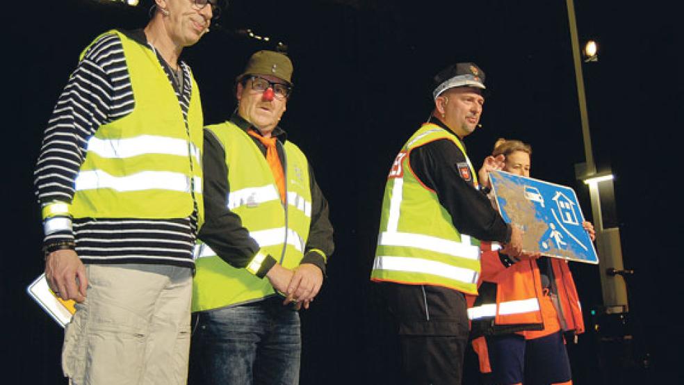 Lustig und kindgerecht gestalteten Siggi, Hein, Holger und »Püppi« ihre Verkehrsshow in de Aula der Oberschule. Hier ist gerade das »Spielstraßen«-Schild wieder aus dem Straßengraben aufgetaucht. © Fotos: Hoegen