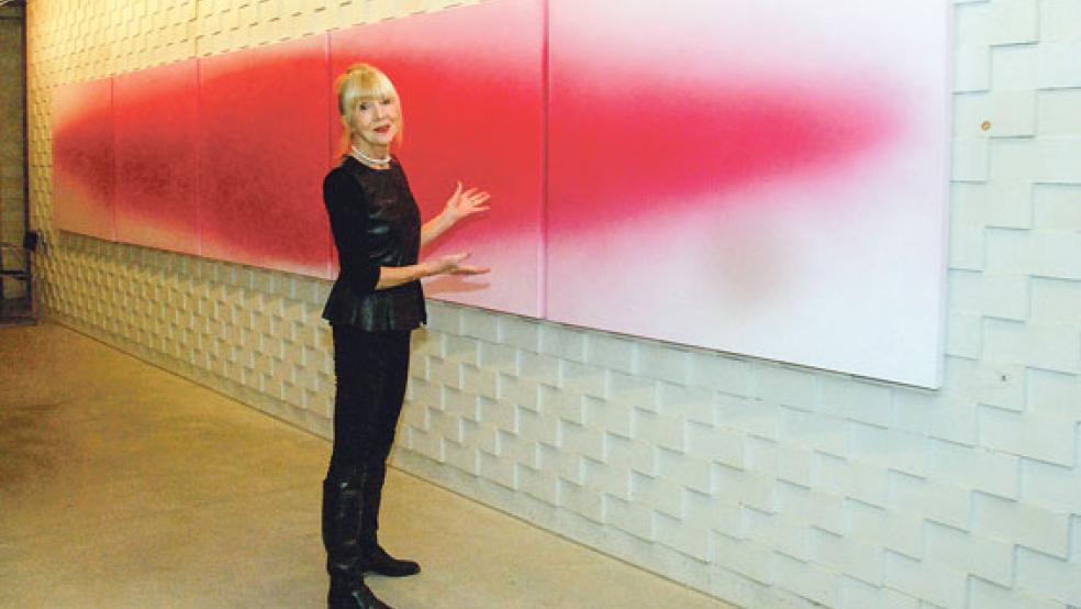 Elisabeth Tatenberg präsentierte am Sonntag in der neuen Ausstellung im Kunsthaus Hessepark ihr fünfteiliges »Pink Wedge«, ein in diesem Jahr fertiggestelltes 1,20 mal 7,50 Meter großes »Pentaptychon«.  © Fotos: Kuper