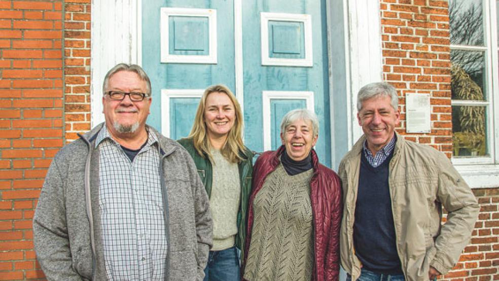 Der neue geschäftsführende Vorstand des Bürgerhaus-Vereins Jemgum (von links): Hinderk Wurps, Inka Peil, Henriette Remmers und Walter Eberlei. © Foto: Schwaak (Bürgerhaus-Verein)