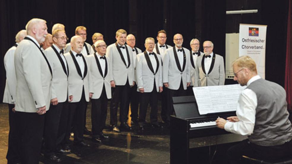 Der Männerchor der Liedertafel »Harmonie« hatte beim »Beratungssingen« in der Aula der Oberschule in Weener ein Heimspiel. © Fotos: Wolters