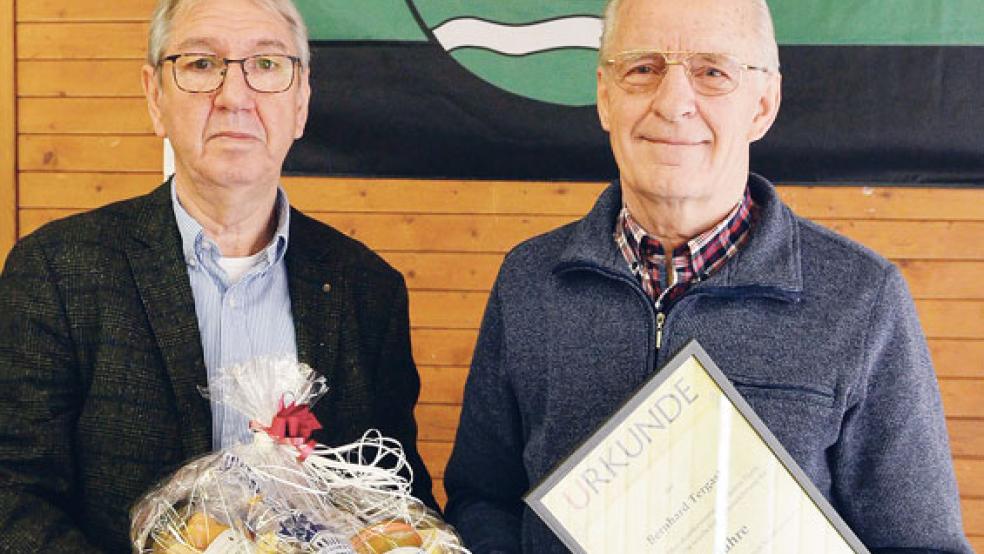 Seit 70 Jahren hält Bernhard Tergast (rechts) dem Verein seine Treue. Dafür bedankte sich der erste Vorsitzende Heinz-Dieter Schmidt. © Fotos: Ammermann