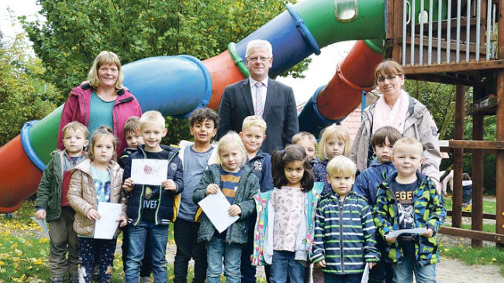 Die »Regenbogen«-Gruppe des Kindergartens »Bunte Welt« in Weener mit Kinderpflegerin Martina Fröhling-Not (links) und Erzieherin Elke Wodtke (rechts) bekam Besuch von Bürgermeister Ludwig Sonnenberg. © Foto: Stadt Weener