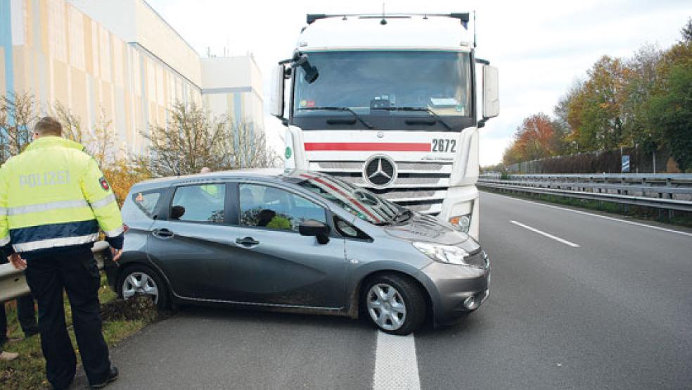 Das ging glimpflich aus: Der Wagen eines 84-jährigen Mannes aus Ostrhauderfehn ist gestern Nachmittag rund 150 Meter von einem großen Lastwagen mitgeschleift worden. © Foto: Polizei