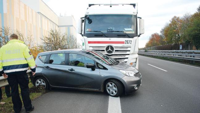 Lastwagen beim Einfädeln übersehen