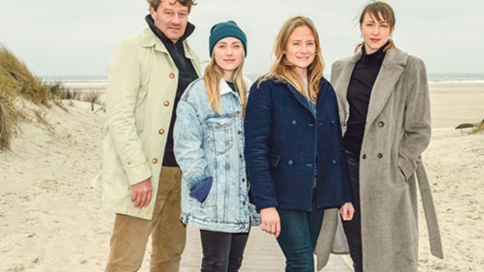 Dreharbeiten am Strand: Eichinger (Harald Windisch), Laura Godlinski (Elisa Schlott), Kommissarin Ann Kathrin Klaasen (Julia Jentsch) und Fädli (Natalia Belitski, von links) stehen derzeit in Ostfriesland vor der Kamera. © Foto: Sandra Hoever (ZDF)