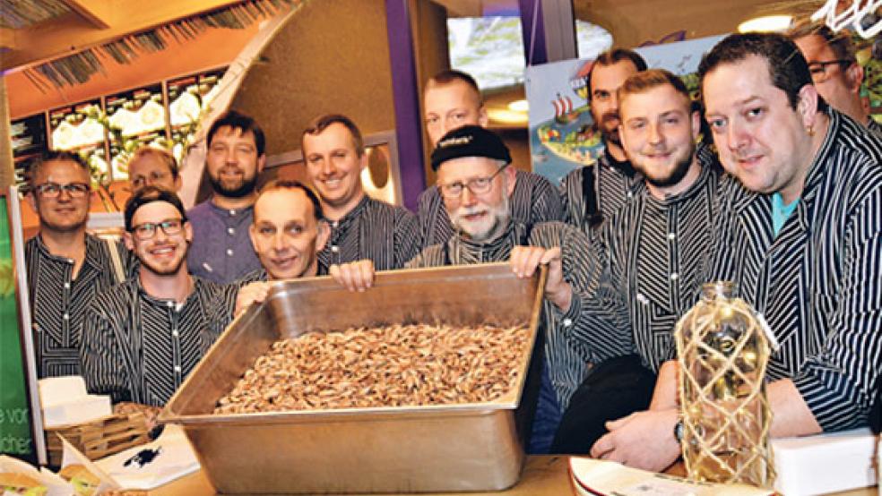 Ob ungepult für zu Hause, auf Schwarzbrot zum Probieren oder als Krabbenbrötchen als gesundes Abendbrot – das Interesse am Stand der Ditzumer Fischer während der »Ostfriesischen Nacht« in Leer war riesig.  © Foto: Himstedt