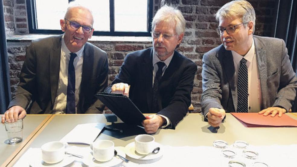 Das Programm der zweitägigen Gesamtsynode der Evangelisch-reformierten Kirche, die heute in Emden beginnt, erläuterten gestern (von links) Präses Norbert Nordholt, Kirchenpräsident Dr. Martin Heimbucher und Vizepräsident Helge Johr. © Fotos: Kuper