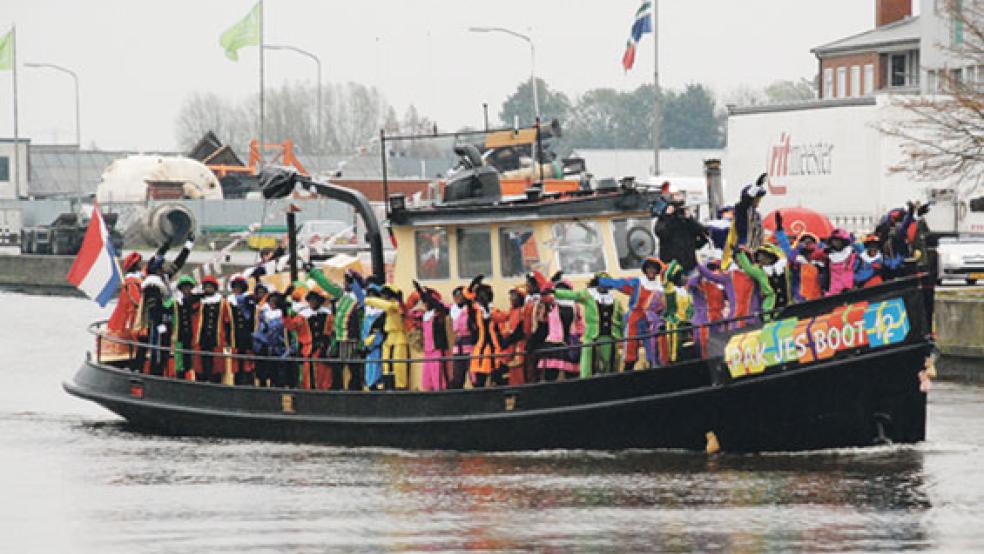 Trotz des regnerischen Wetters warteten viele kleine und große Winschoter am Hafen auf die Ankunft des Sinterklaas. © Fotos: Kuper