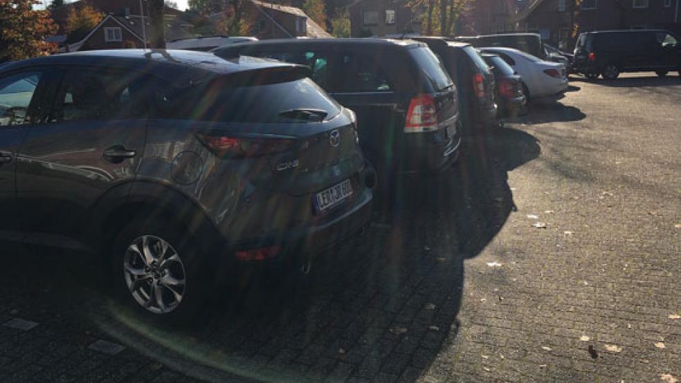 Zusätzliche Parkplätze an der Wiesenstraße, hier der Parkplatz an der Grundschule, könnte sie die CDU-Kreistagsfraktion für Weener vorstellen. © Archivfoto: Boelmann