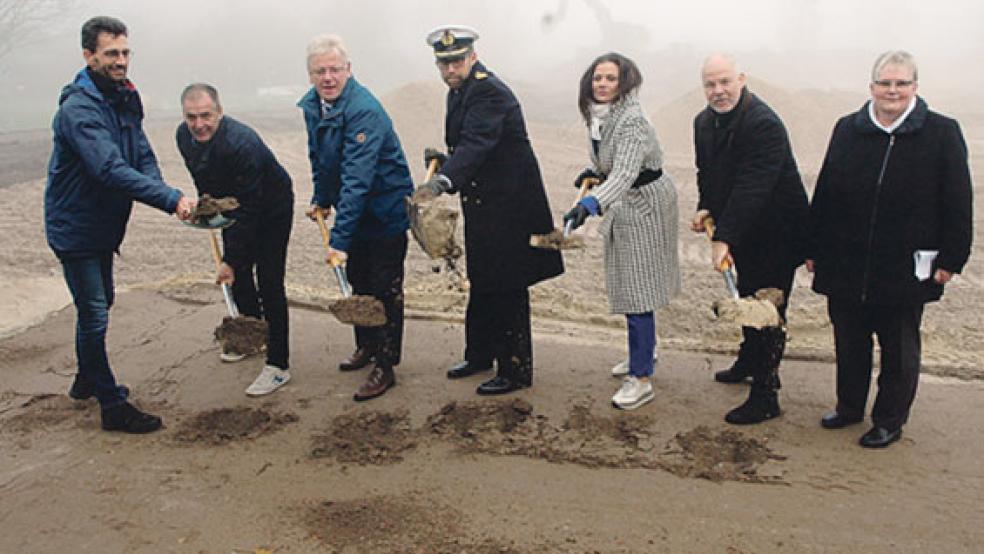 »Stochern im Nebel« beim symbolischen Spatenstich: Lothar Brandt (Vorsitzender des ABW-Personalrats), Heinz Busch (Vorsitzender des Gesamtpersonalrats des Bundeswehrdepots Nord), Weeners Bürgermeister Ludwig Sonnenberg, Fregattenkapitän Axel Grässlin (Leiter des Bundeswehrdepots Nord), Gitta Connemann (CDU-Bundestagsabgeordnete), Uwe Neessen (ABW-Leiter) und Hildegard Hinderks (Vorsitzende des CDU-Stadtverbands Weener, von links). © Foto: Szyska