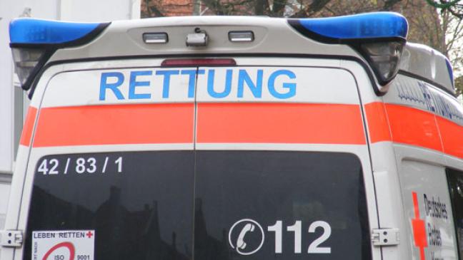 Zwei Autos krachen zusammen