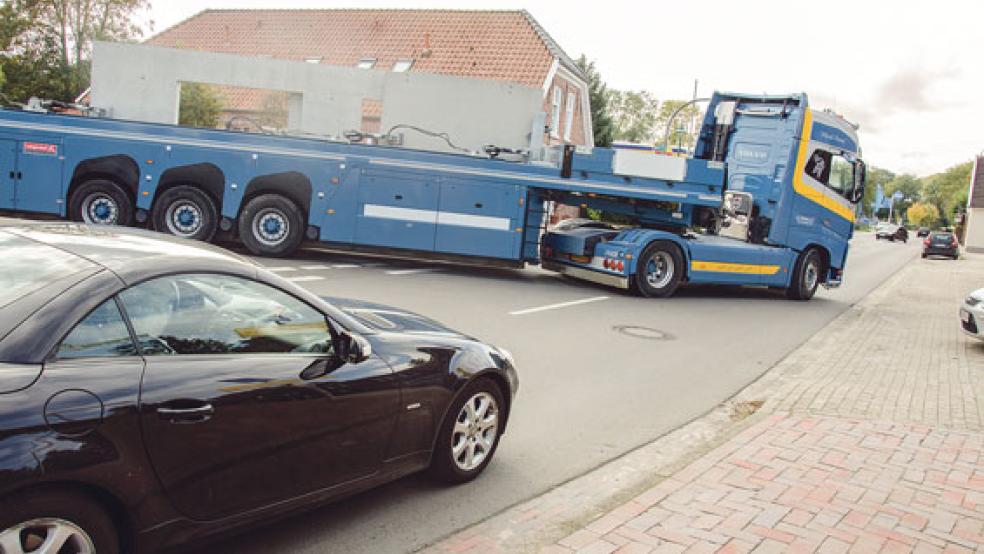 Die großen Lastwagen müssen beim Abbiegen von der Boenster Straße auf die Neuschanzer Straße weit ausholen. Andere Autos müssen dann Rücksicht nehmen. © Foto: Hanken