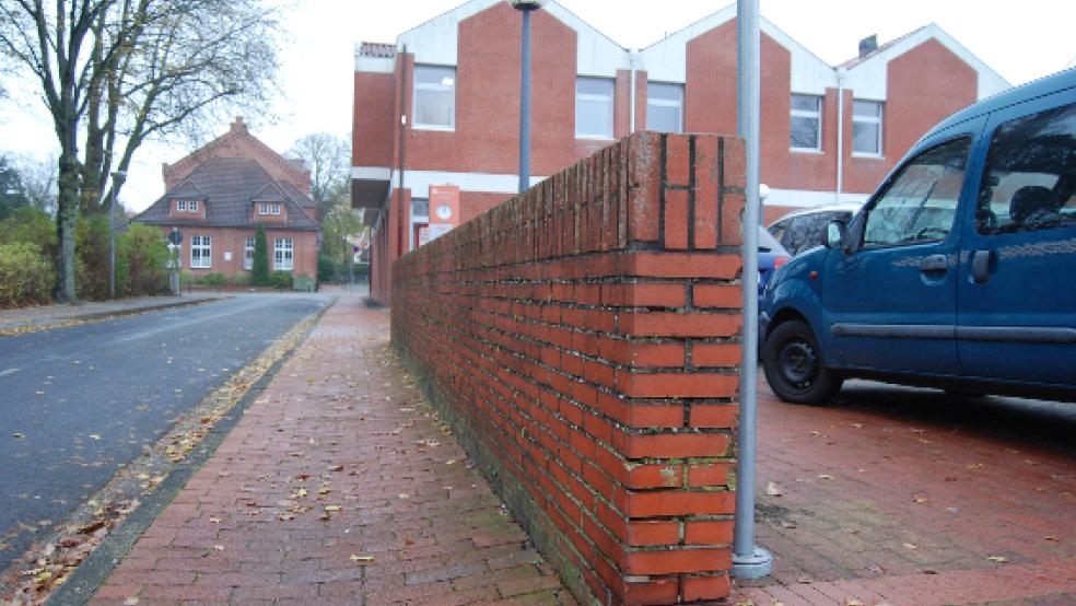 Die Mauer muss weg! Darüber sind sich SPD und CDU in Sachen Parkplatz-Begrenzung hinter der Sparkasse im Prinzip einig. © Hoegen