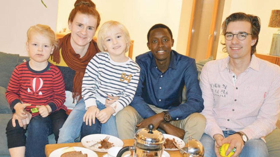 Asingwire Arnold Maisiko aus Uganda inmitten seiner Gastfamilie in St. Georgiwold: (von links) Berit, Christina, Jonte und Wilko Meyer. Der 27-jährige Arnold war sogar schon beim Martinisingen dabei, und natürlich wurde eine große Willkommensparty für ihn geschmissen. © Foto: Himstedt