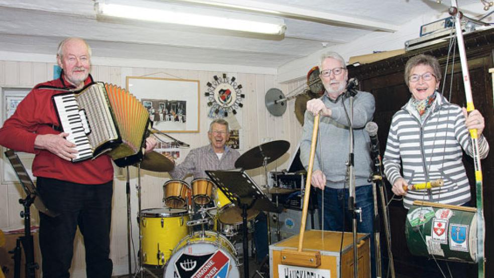 Im Übungskeller im Vereinsheim der Harmonie an der Friesenstraße gaben Mitglieder der Hauskapelle ein spontanes Intermezzo: (von links) Gründungsmitglied Johann Wolters, Siegfried Bayer, Michael Platz und Gründerin Annegret Stock. Ein Video dazu gibt es in der Online-Rubrik »RZ bewegt«. © Foto: Hanken