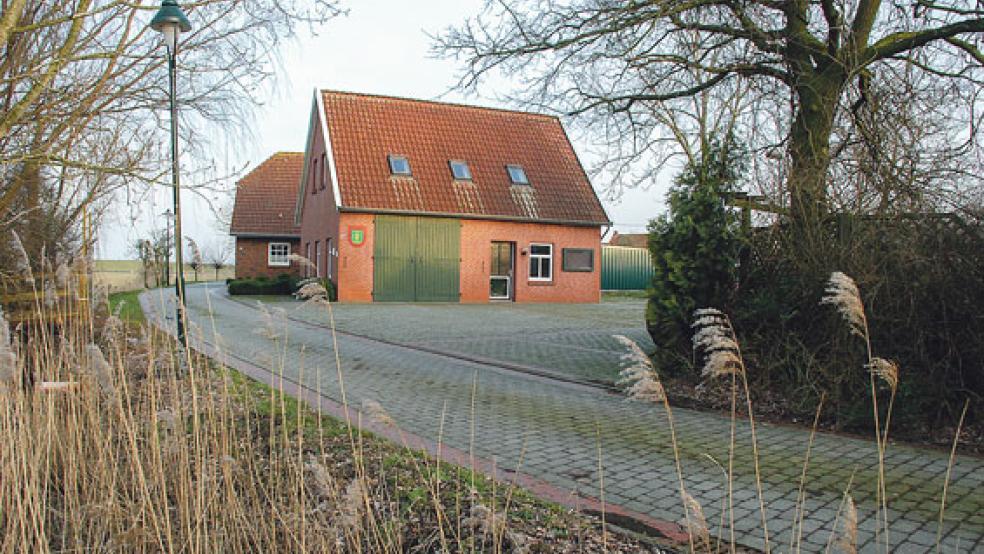 Das Feuerwehrhaus im Ortskern, gelegen an der engen Straße »Unner‘d Wierd«, entspricht nicht mehr den Anforderungen. Voraussichtlich in den Jahren 2022 und 2023 soll ein Neubau inklusive einer Dorfgemeinschaftsanlage entstehen. © Archivfoto: Kuper