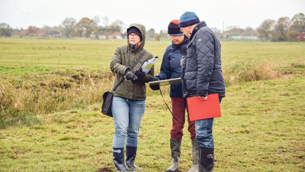 Abstimmungsgespräch (von links): Sonja Bode vom Planungsbüro Diekmann, Mosebach & Partner aus Rastede (links) mit NLWKN-Projektleiterin Silke Haack und Vermessungsingenieur Dirk Beening aus Leer. © Foto: NLWKN