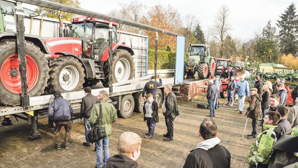 Bei der Raiffeisen-Technik Nord-West in Filsum wurden am Samstag viele Schlepper auf Lastwagen verladen. Das Ziel ist das Brandenburger Tor in Berlin, wo am morgigen Dienstag eine Protestkundgebung stattfinden wird. © Foto: Wolters