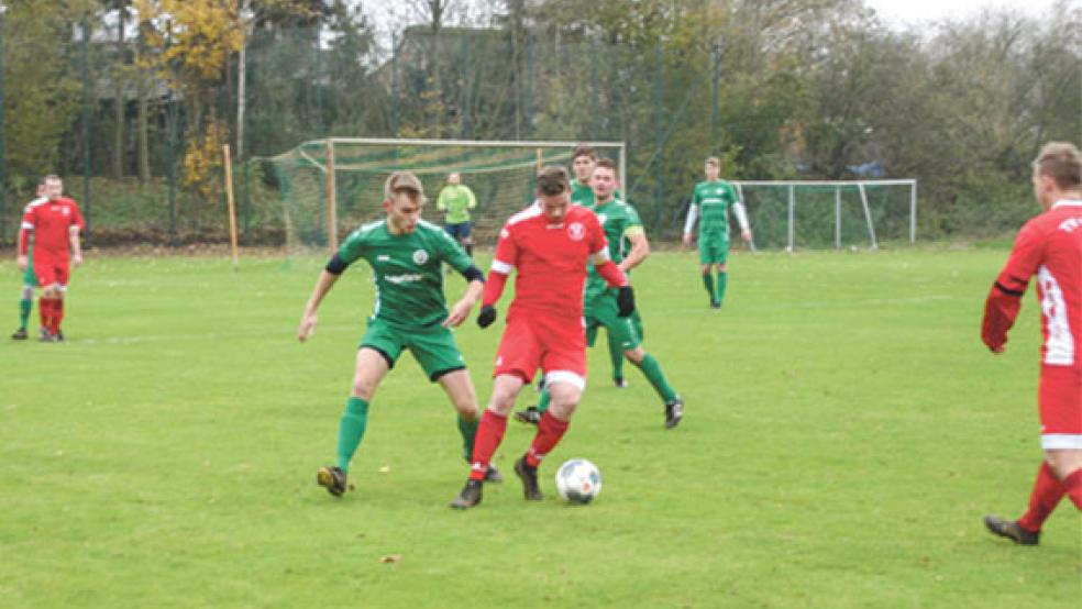 In der ersten Hälfte hatte TV-Torschütze Steffen Meyer (rechts) einmal zu viel Platz. Hier ist VfR-Spieler Lukas Schroll aber eng am Mann. © Foto: Born