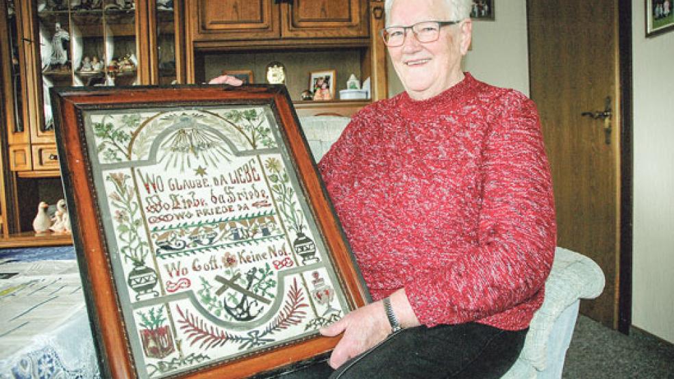 Diesen alten Segensspruch sowie das Bild eines Mädchens und eine Taschenuhr lässt Peterline Müller am Mittwoch beim »Antik-Check« im NDR-Fernsehen begutachten. © Foto: Szyska