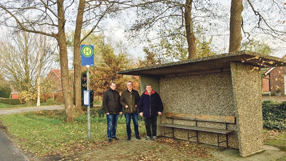 Setzen sich für eine Beleuchtung an der Bushaltestelle am Osseweg/Alter Osseweg ein (von links): Kim Uwe Siemons, Helmut Geuken und Hinrich Sap.  © Foto: SPD