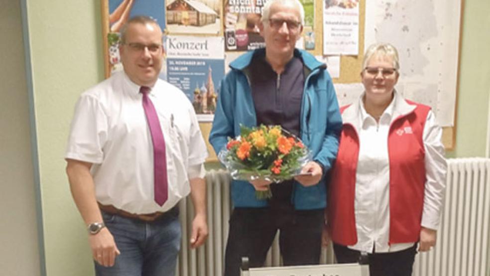 Dankeschön für die 100. Blutspende: Im Bild von links Wilfried de Buhr, Gebietsreferent des DRK-Blutspendedienstes, Hildegard Hinderks und Hermann Bödeker. © Foto: DRK