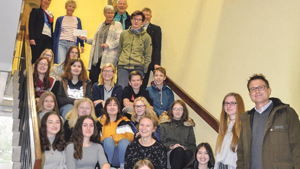 Glückliche Gesichter gestern bei der Spendenübergabe im Oberschulgebäude an der Floorenstraße. © Foto: Boelmann