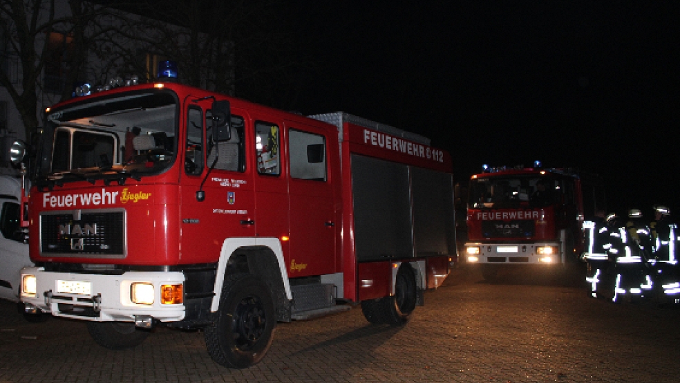 Die Feuerwehr Weener rückte am Abend mit mehreren Einsatzwagen zur Neuen Straße aus. © Rand/Feuerwehr