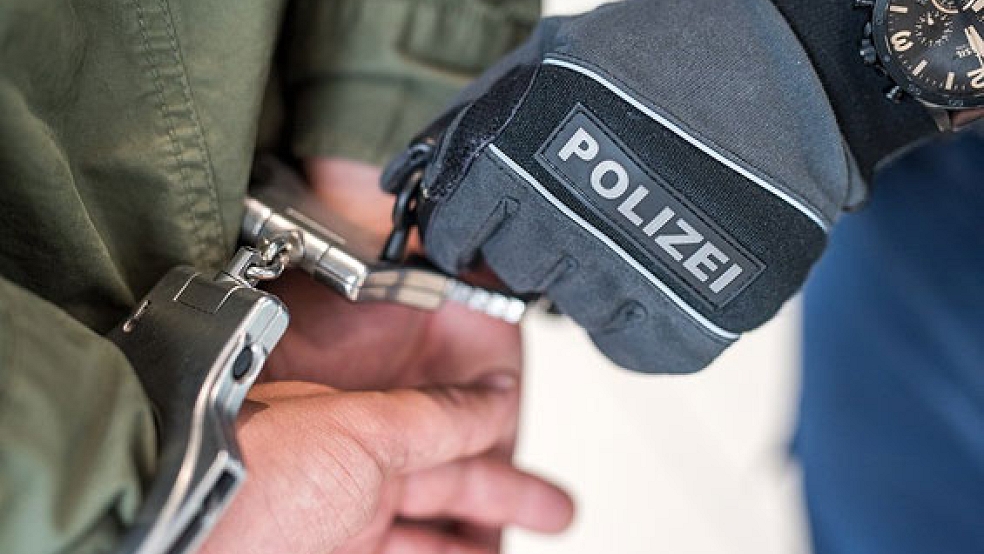 Festnahme: Bei der Kontrolle eines Autos im Gewerbegebiet Bunde-West stellten Bundespolizisten fest, dass der 38-jährige Beifahrer per Haftbefehl gesucht wurde. © Foto: Bundespolizei