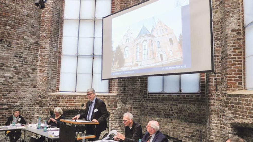 Vizepräsident Helge Johr (am Pult) erläuterte unter anderem den Haushaltsplan 2020 der ERK mit über 54 Millionen Euro; rechts neben ihm Präses Norbert Nordholt und Moderamensmitgleid Jakobus Baumann (rechts). © Fotos: Kuper