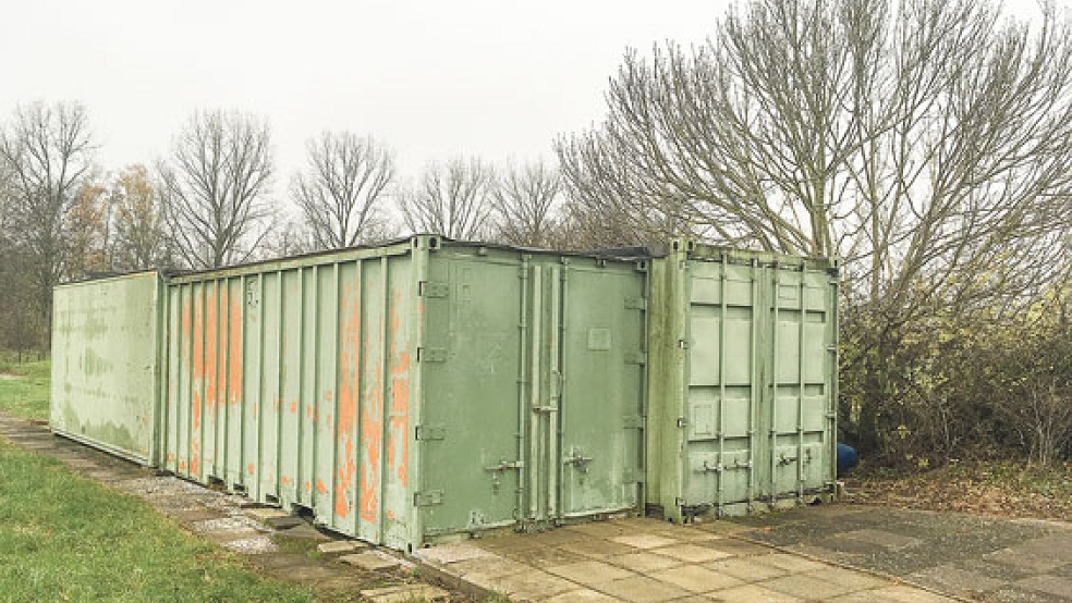 Aus diesen Containern wurde Elektronik entwendet, die für den Weihnachtsmarkt in Möhlenwarf benötigt wird. Der Schaden wird insgesamt auf 4000 bis 5000 Euro beziffert.  © Foto: Boelmann