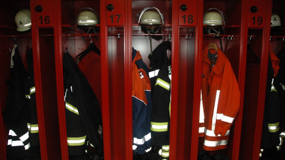 Die Feuerwehr ist in der Nacht zu heute zur Papierfabrik Klingele in Weener ausgerückt. Wegen eines Kabelbrandes schlugen offene Flammen aus der Stromverteilung. © Symbolfoto: Szyska