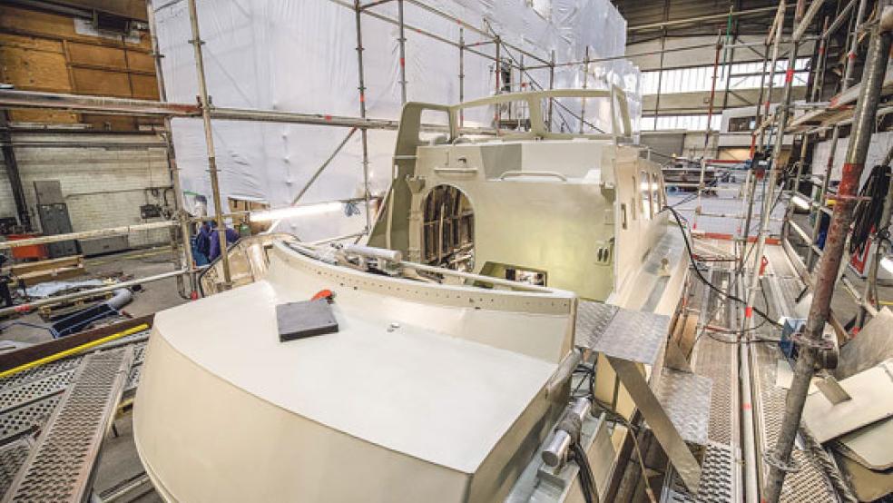 Das Tochterboot TB 44 ist bereits grundiert. Es gehört zum neuen Seenotrettungskreuzer »Hamburg«, der im Frühjahr nach 32 Einsatzjahren die »Alfried Krupp« auf der Station Borkum ablösen soll. © Foto: DGzRS/Martin Stöver