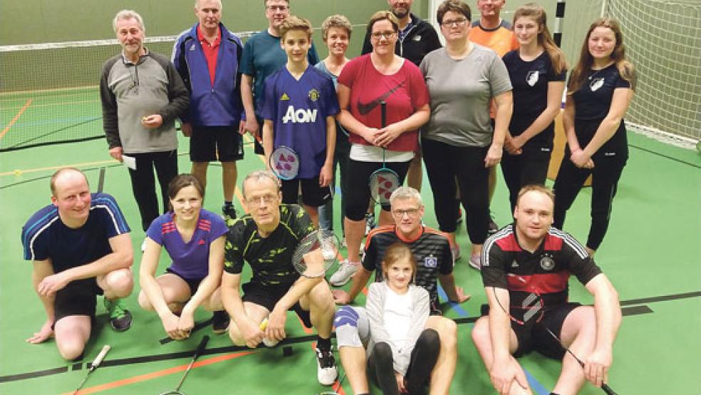 Die Badmintonspieler aus Verlaat und Bunde hatten bei ihrem Freundschaftsturnier so viel Spaß zusammen, dass eine Wiederholung unbedingt gewünscht wurde. © Foto: Himstedt