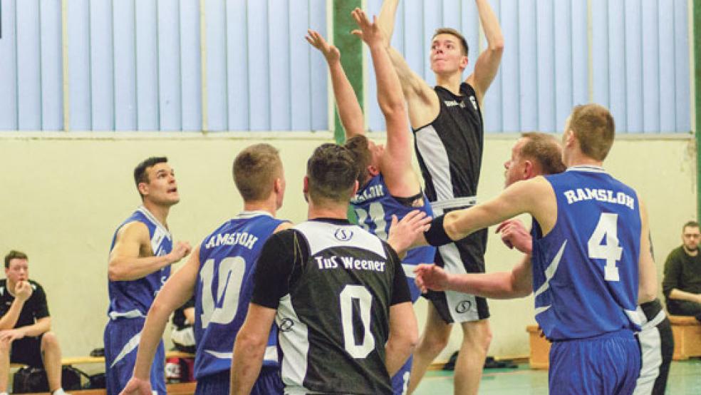 In Ramsloh kassierten die Basketballer des TuS Weener eine 53:64 Niederlage. Im Spiel gegen die Saterländer legten beide Mannschaften den Fokus auf die Defensivarbeit. © Archivoto: Ostendorp