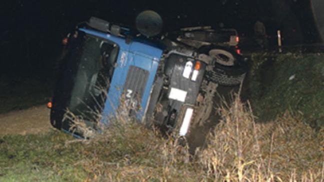 Sattelzug landet im Straßengraben